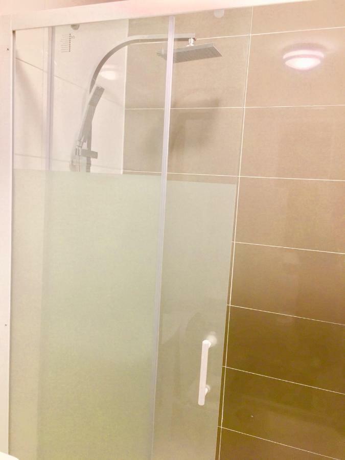 Ensuite Apartment With Small Kitchenette, Private Bathroom And Parking Ilford Exterior foto