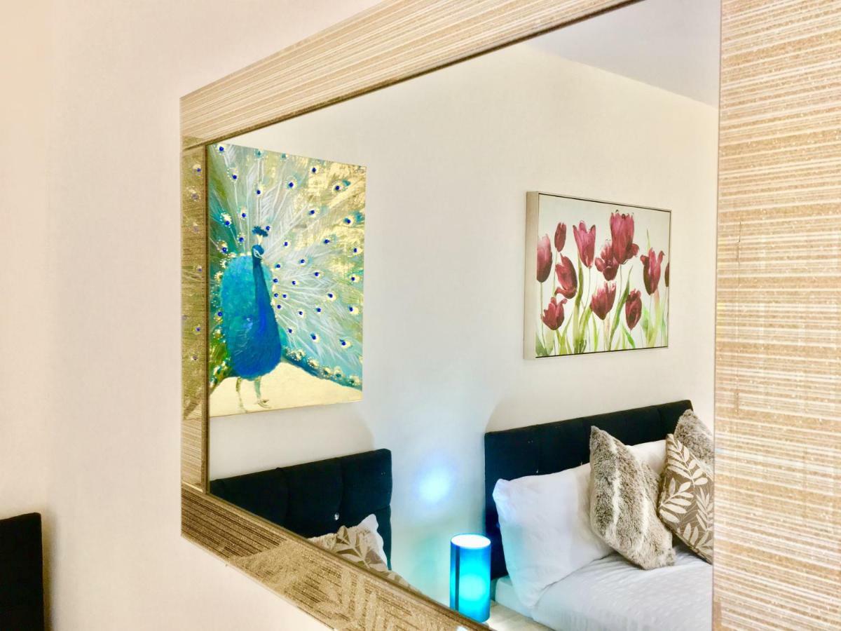 Ensuite Apartment With Small Kitchenette, Private Bathroom And Parking Ilford Exterior foto