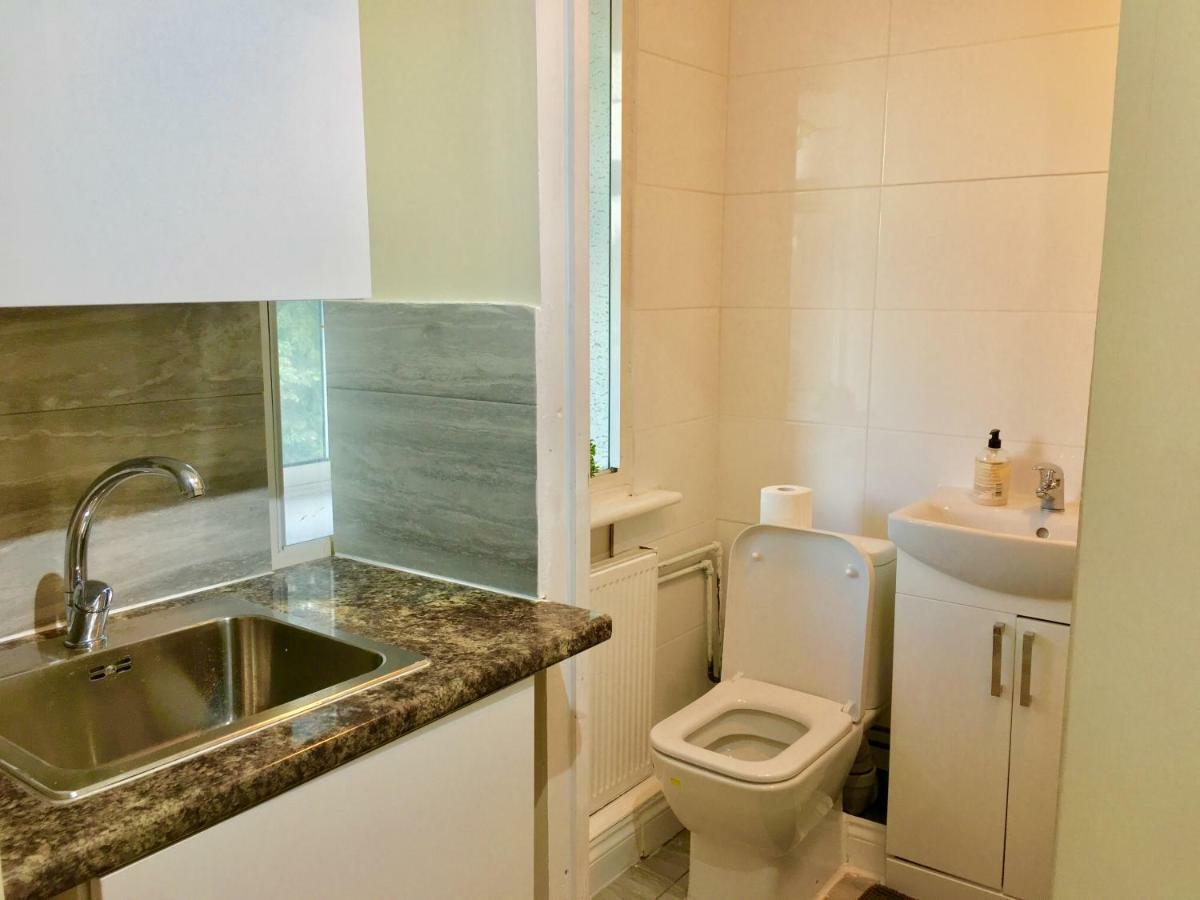 Ensuite Apartment With Small Kitchenette, Private Bathroom And Parking Ilford Exterior foto