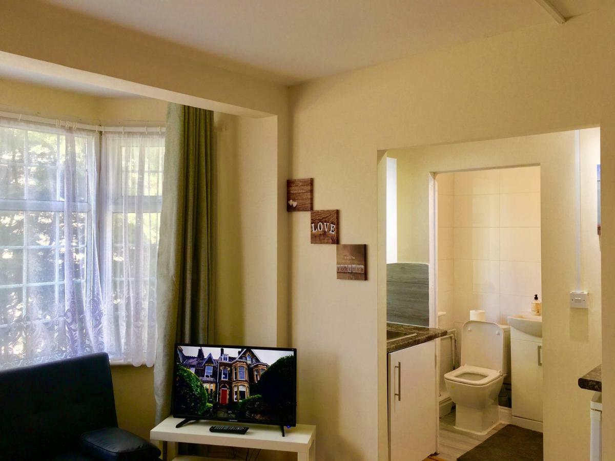 Ensuite Apartment With Small Kitchenette, Private Bathroom And Parking Ilford Exterior foto