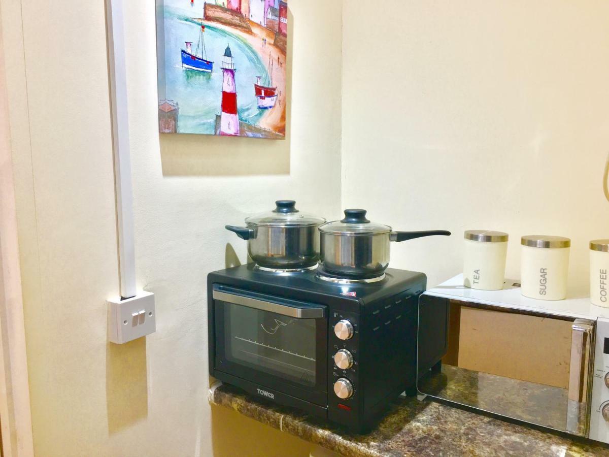 Ensuite Apartment With Small Kitchenette, Private Bathroom And Parking Ilford Exterior foto